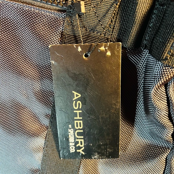 Ashbury NEW Black Travel Laptop
Duffel Bag With Shoulder Strap - Picture 3 of 7